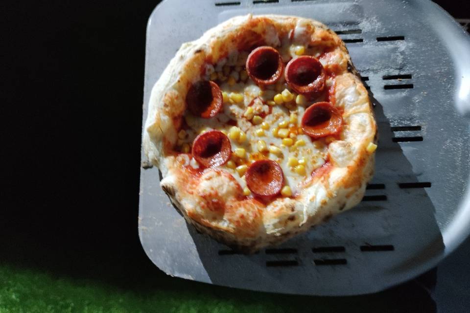 Pizza con peperoni y maíz