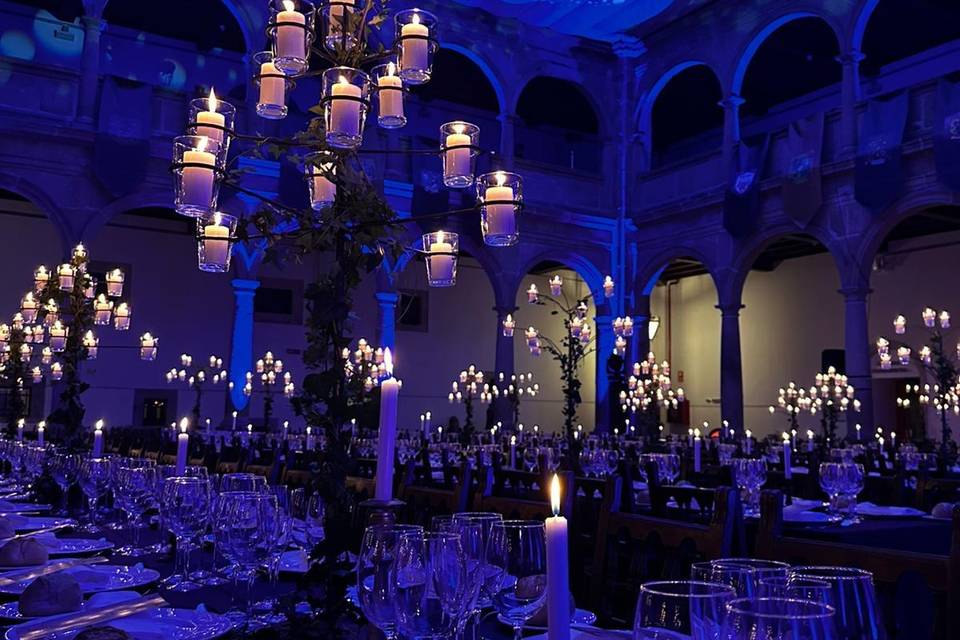 Patio con candelabros