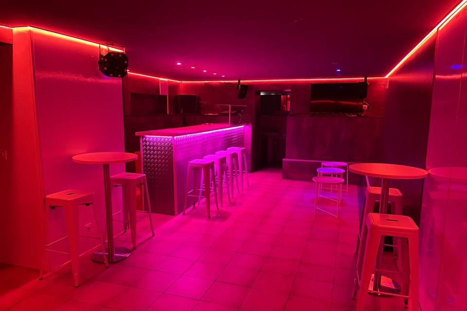 Interior de la discoteca, luz roja