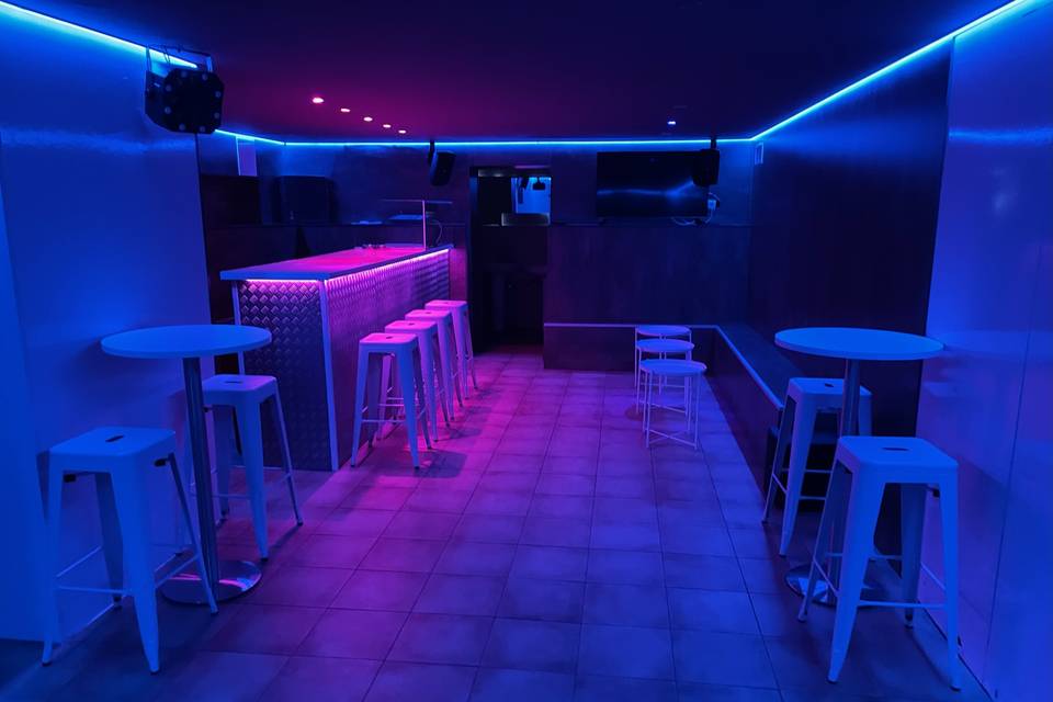 Interior de la discoteca, luz azul