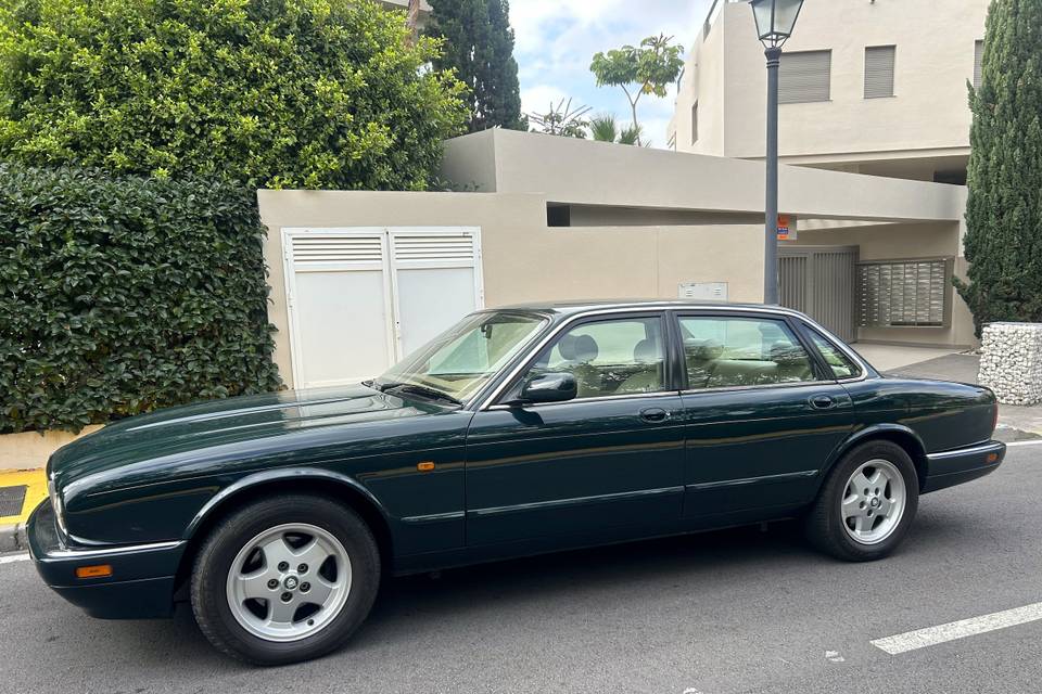 Jaguar XJ6