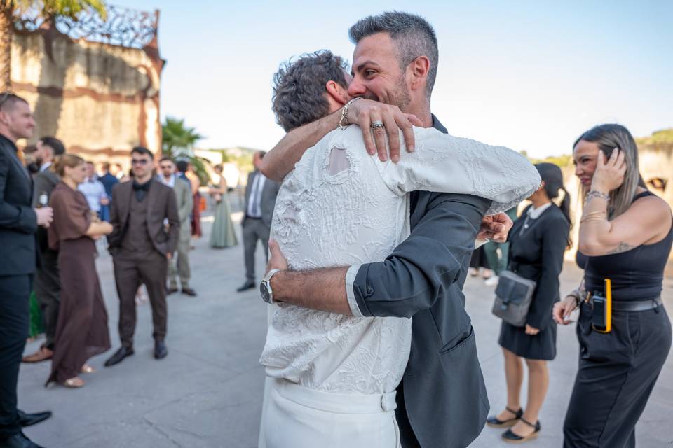 Abrazo del novio