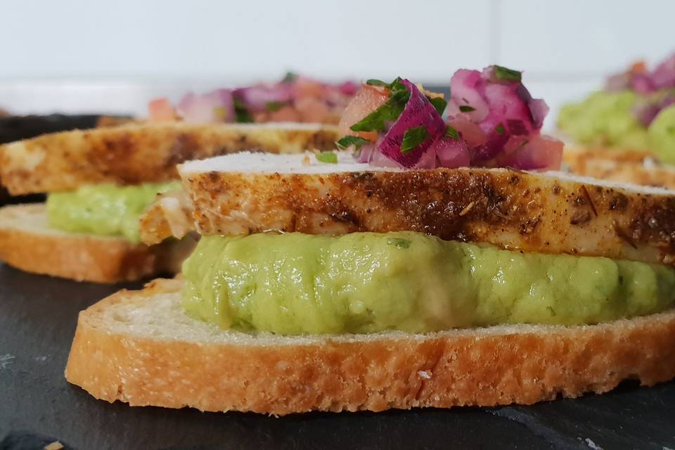 Tosta de guacamole y pitu cale