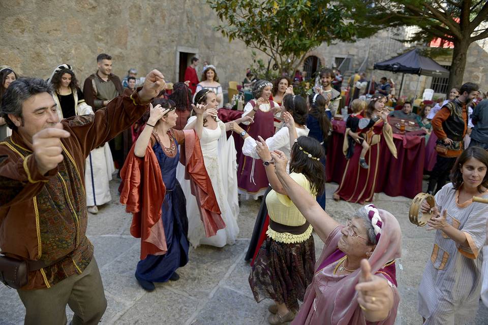 Baile medieval en el patio