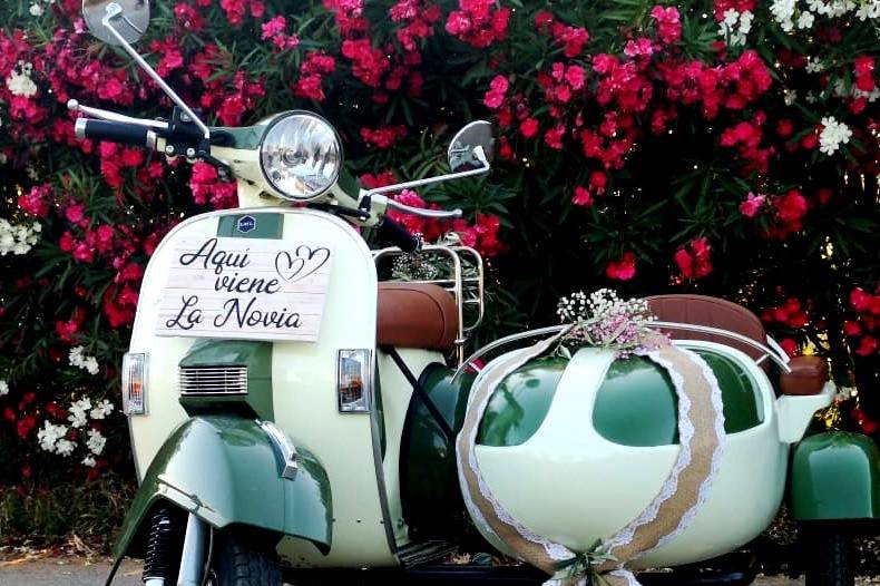 Vespa vestida para una boda