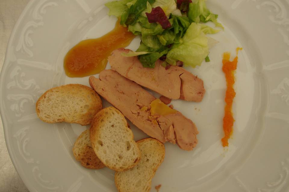 Foie mi-cuit con piña dulce y confitura de zanahoria