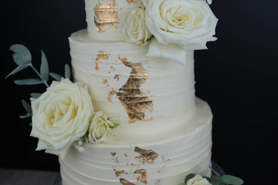Tarta blanca y dorada