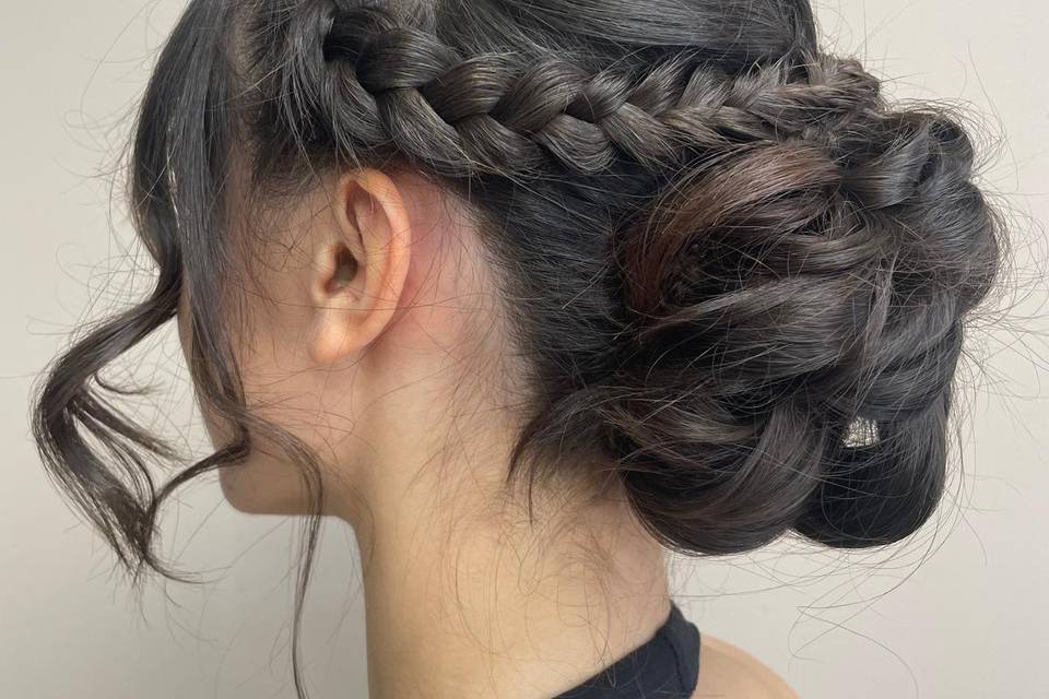 Moño bajo con trenza y bucle