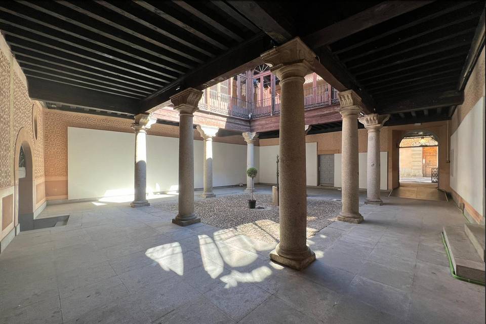 Interior patio columnas
