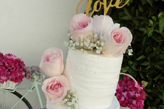 Tarta nupcial con flor natural