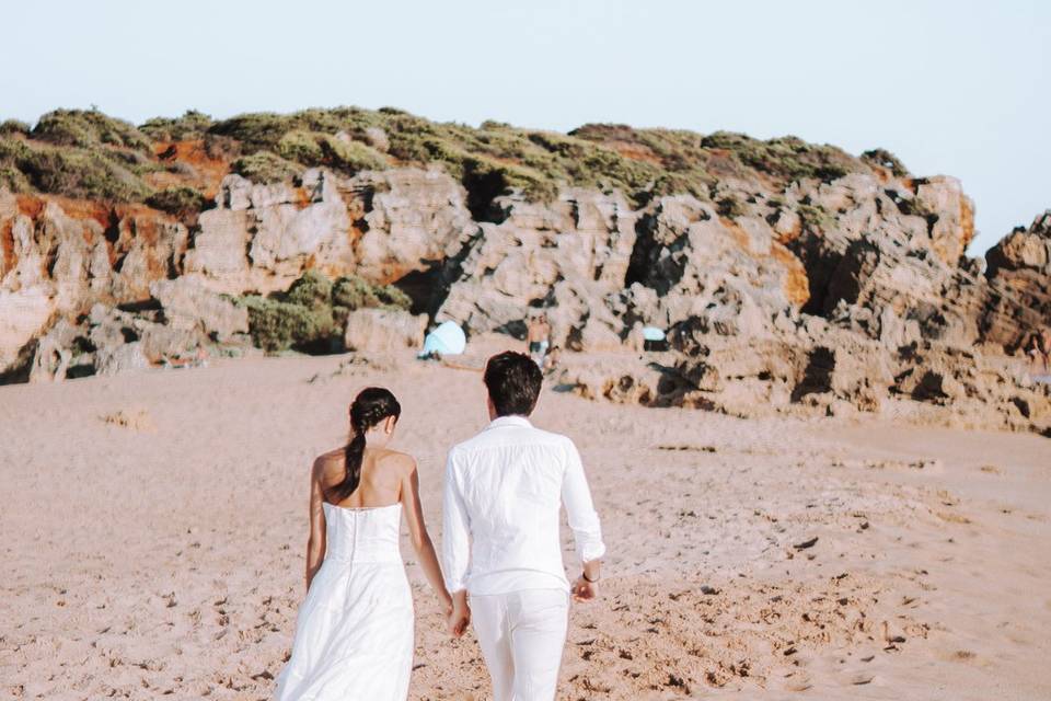 Novios andando por la playa