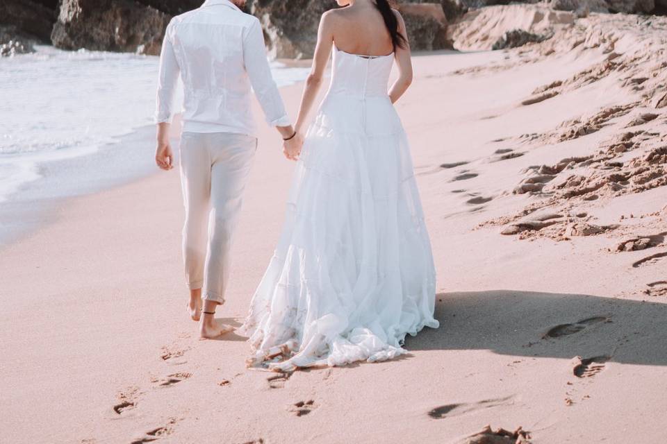 Novios de paseo en la playa