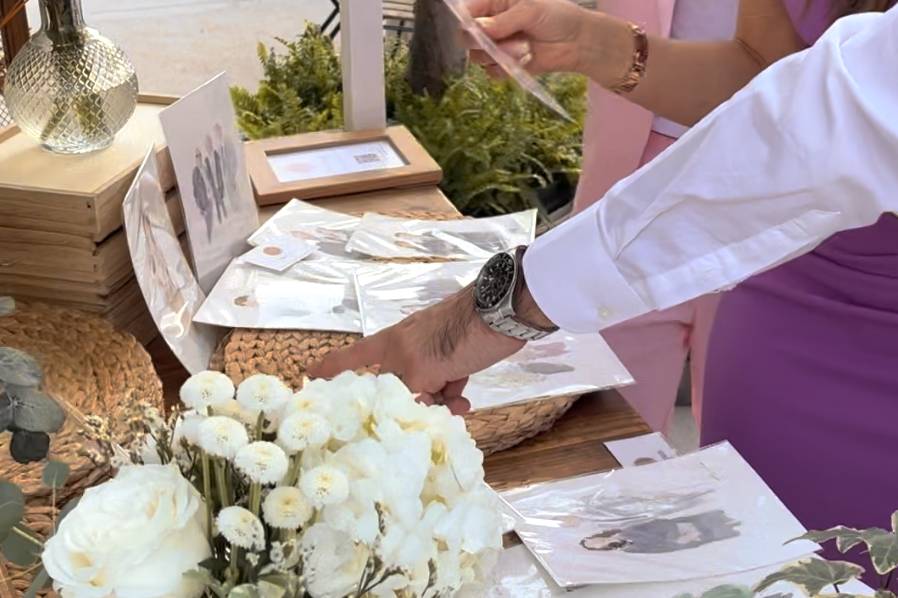 Invitados recogiendo sus láminas