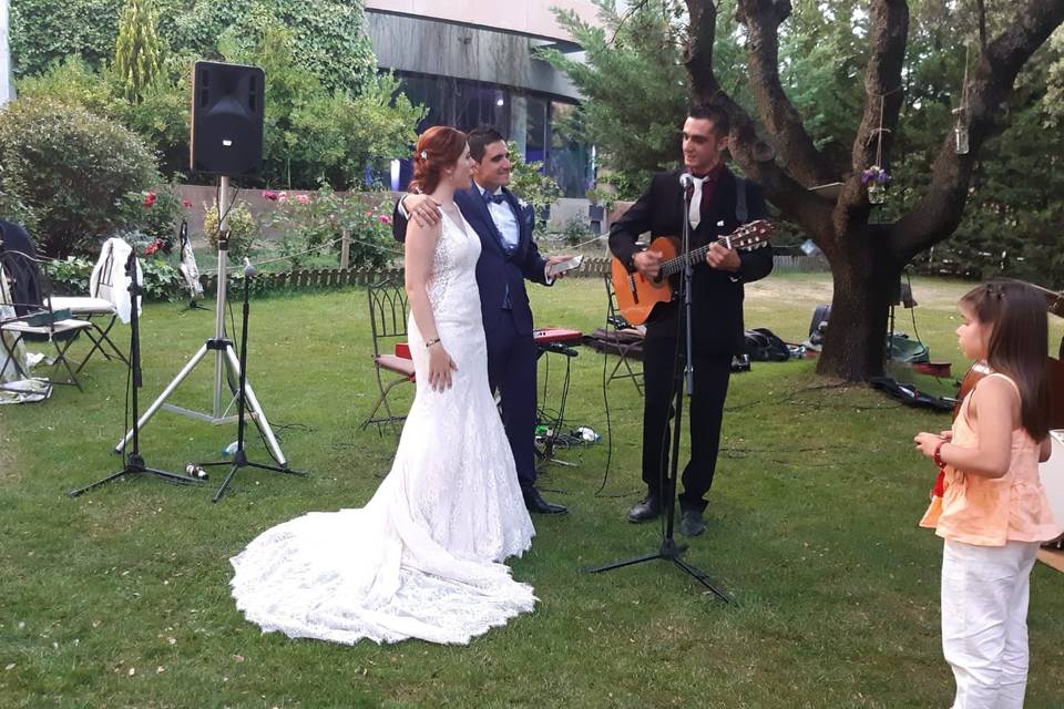 Junto a la pareja