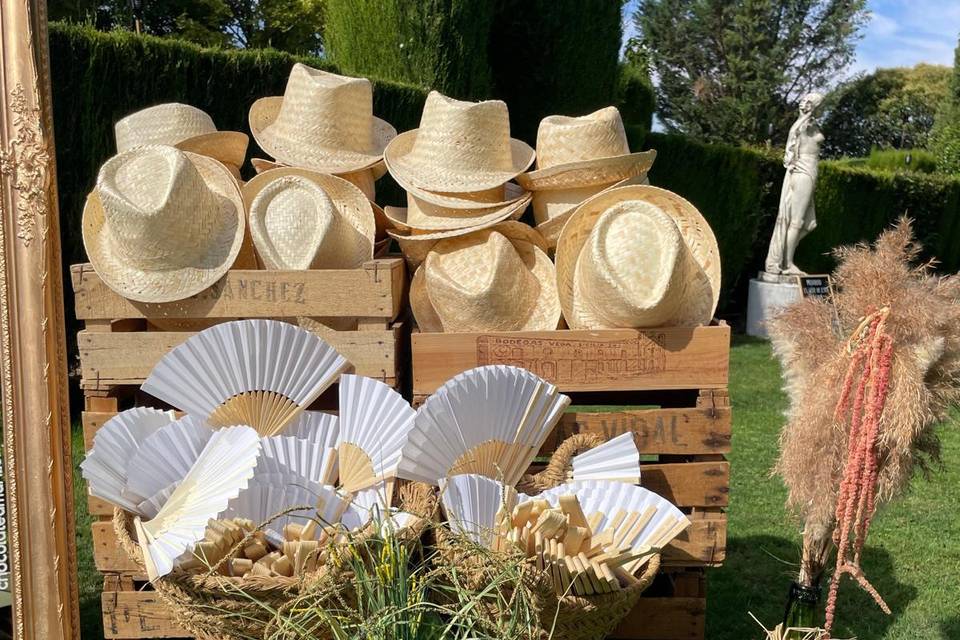 Detalle de sombreros y abanico
