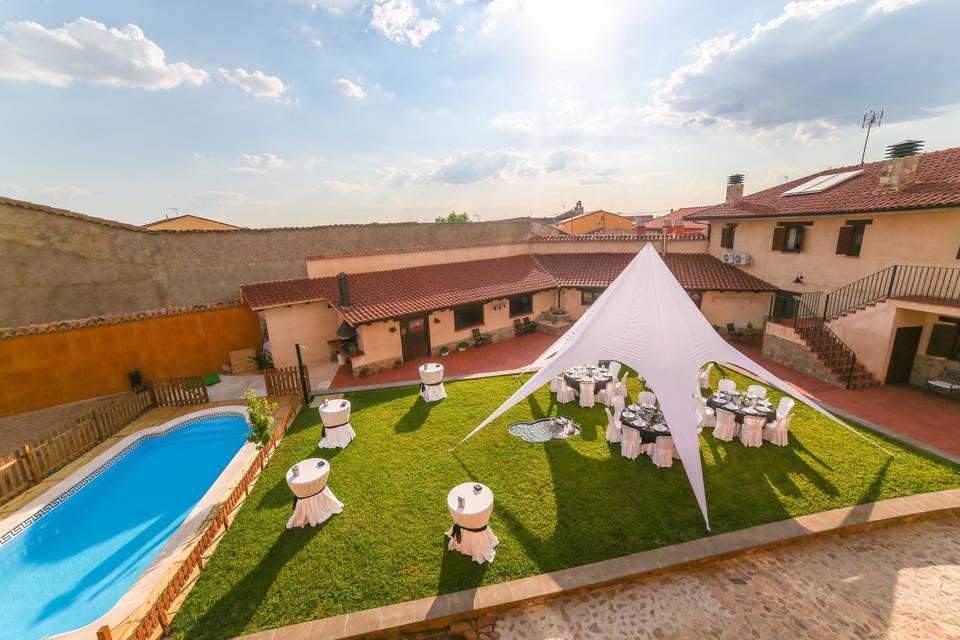 Vistas de la carpa y banquete del jardín