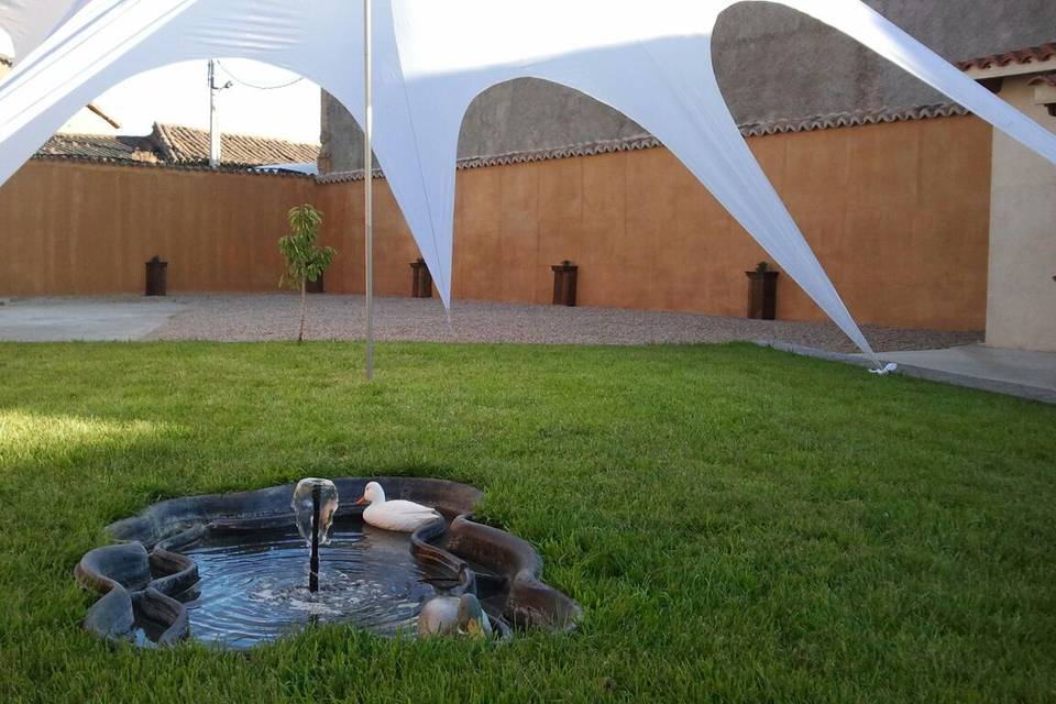 La piscina del complejo junto al jardín