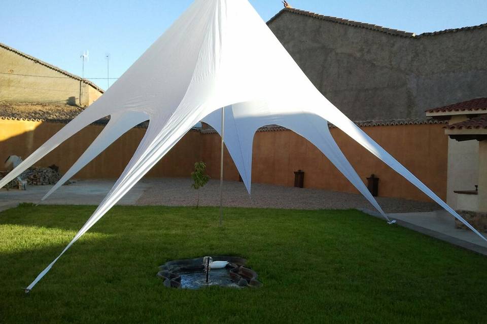 Jardín con carpa