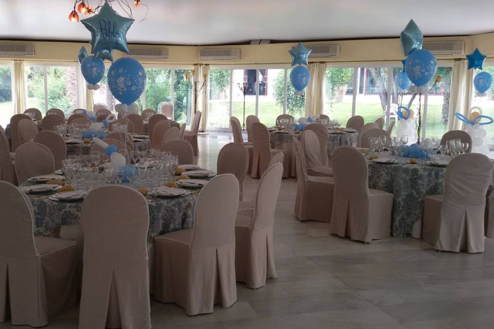 Salón decorado para un bautizo