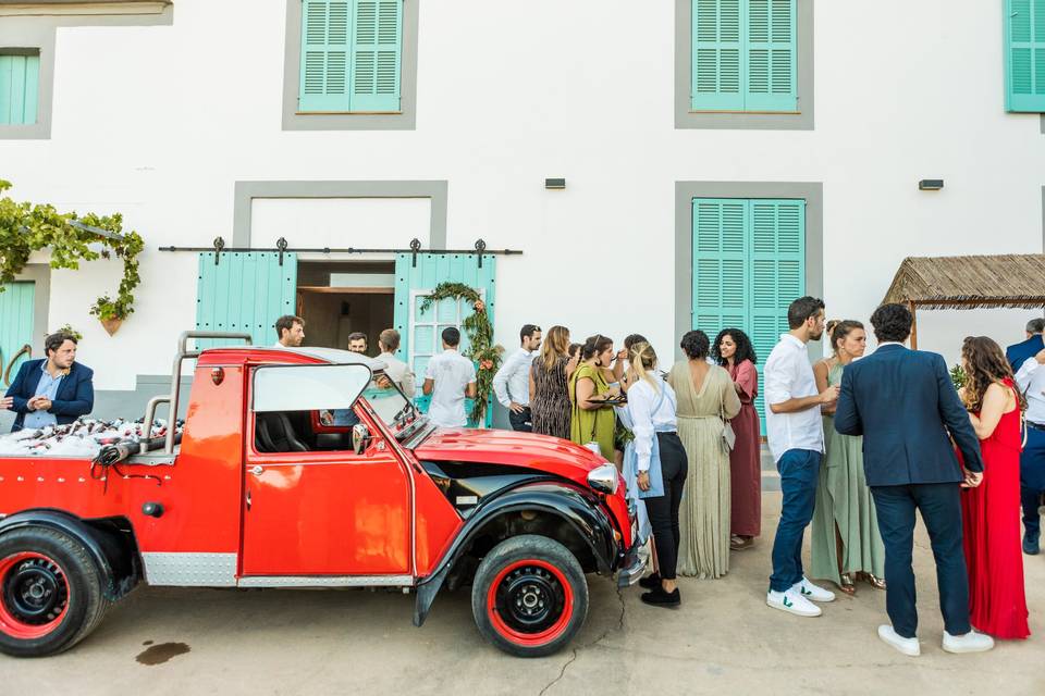 Aperitivo y coche vintage