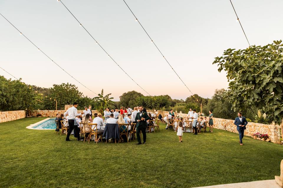 Banquete junto a la piscina