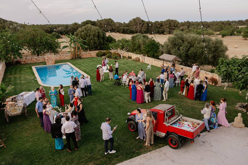 Aperitivo junto a la piscina