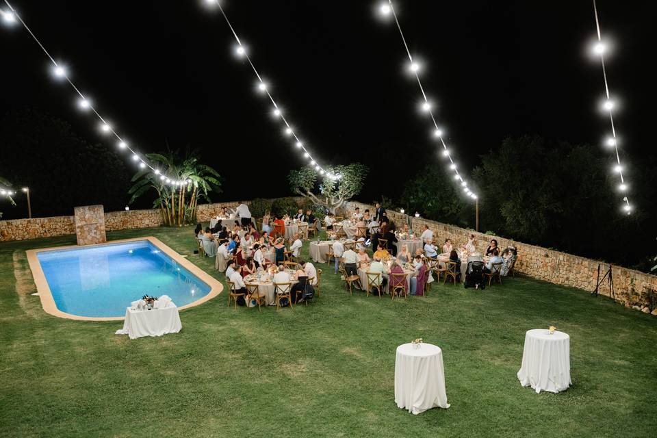 Banquete junto a la piscina