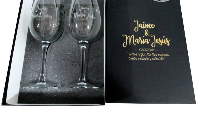 Copas de vino tinto grabadas personalizadas para el día de la