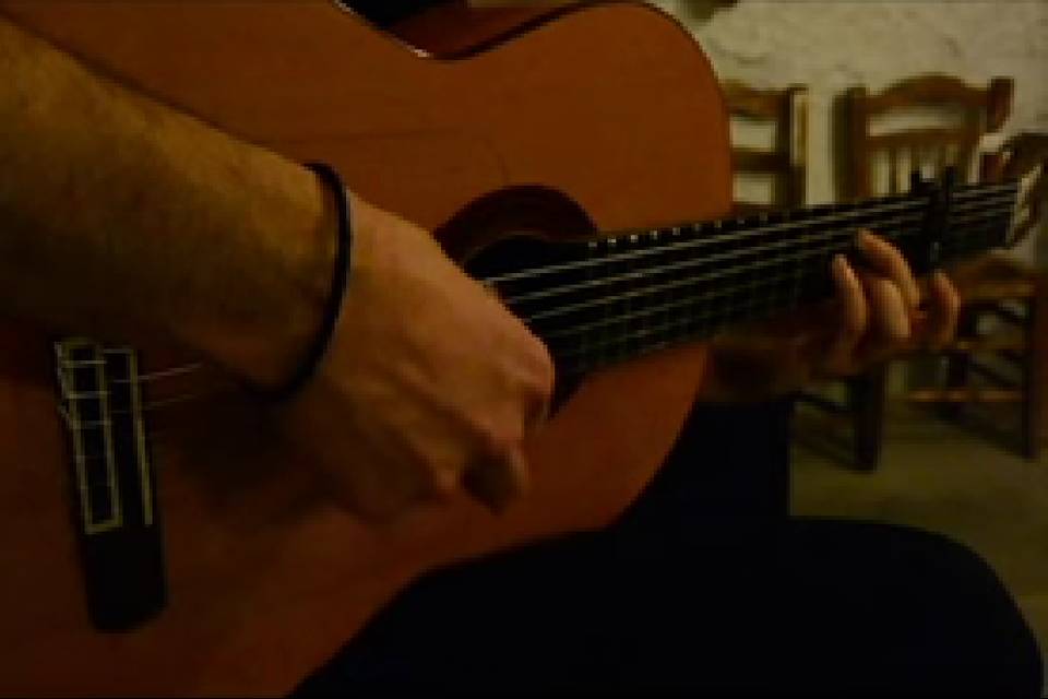 Tocando la guitarra