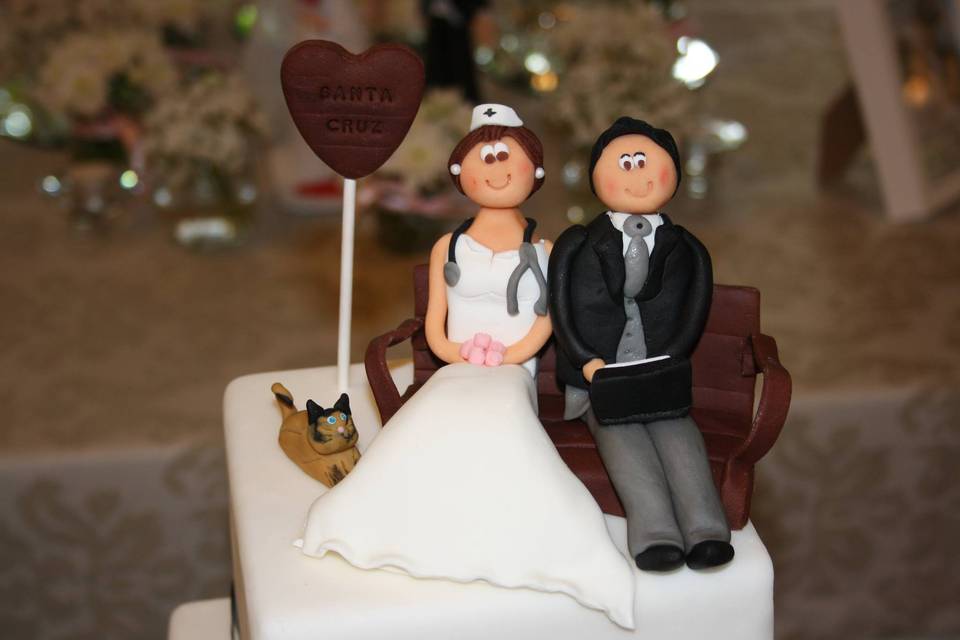 Tarta nupcial con figuras de los novios