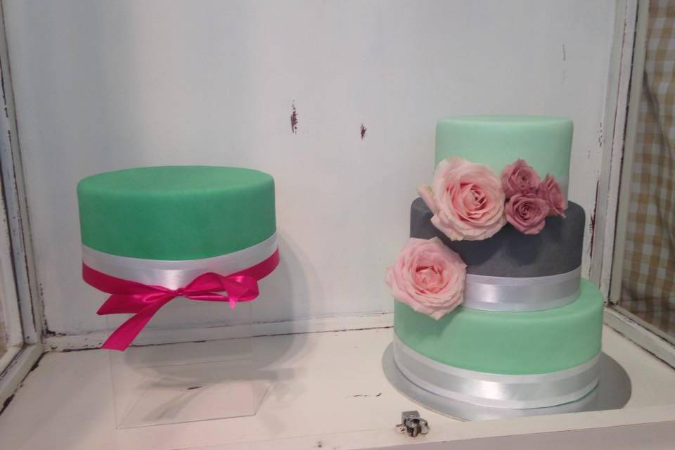 Tarta nupcial en tonos verdes y rosas