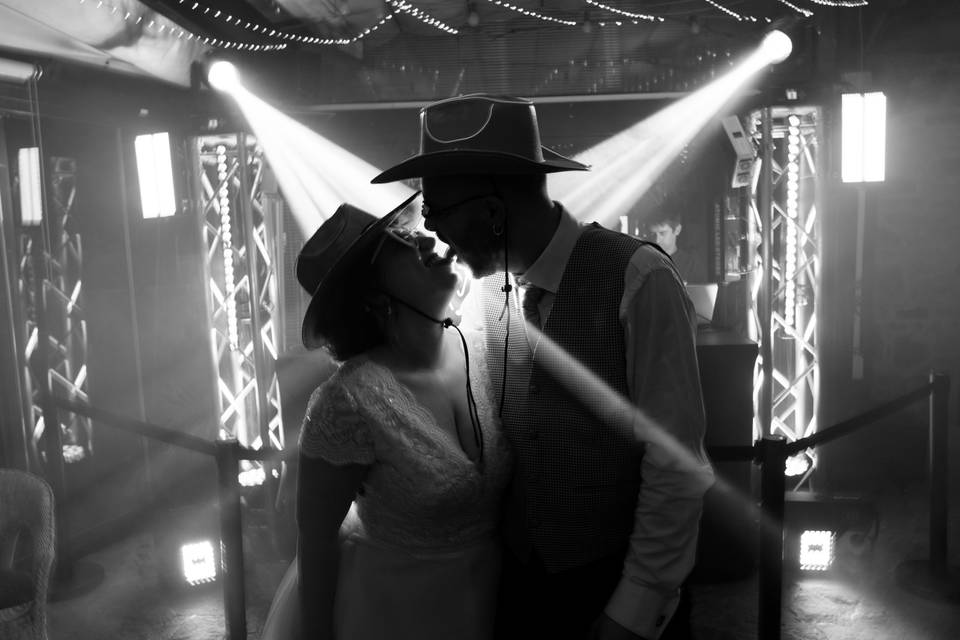 DJ, iluminación y sonido