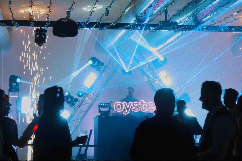 DJ, iluminación y sonido