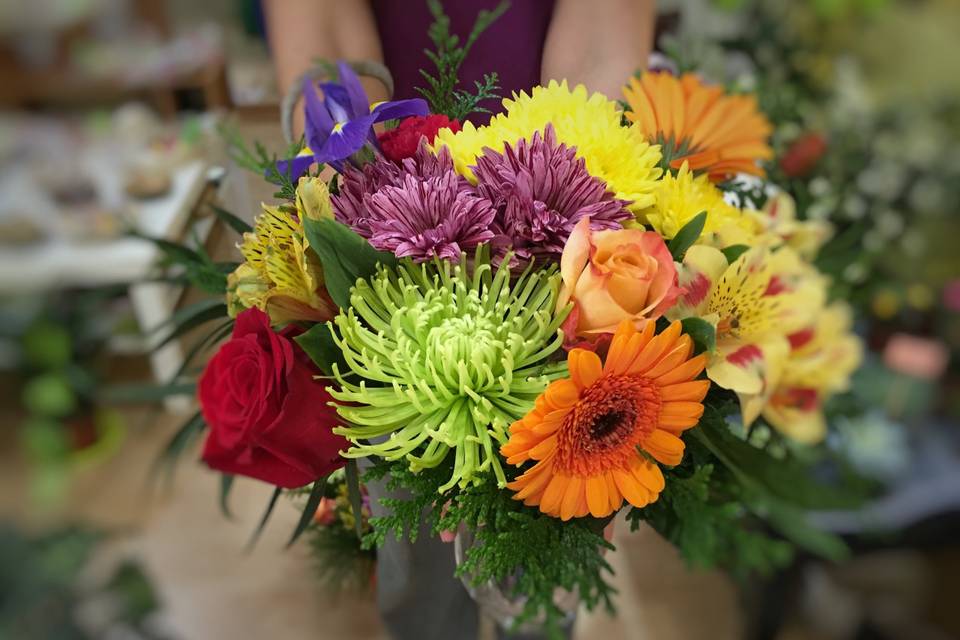 Rosas, freesia y clavel verde