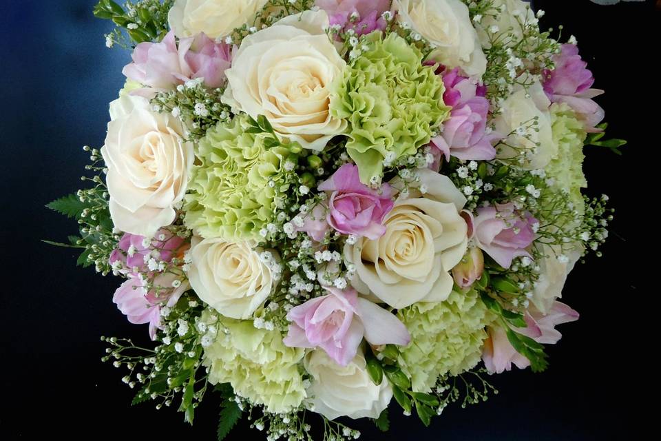 Rosas, freesia y clavel verde