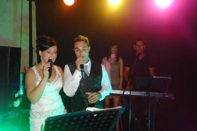 Novios cantando