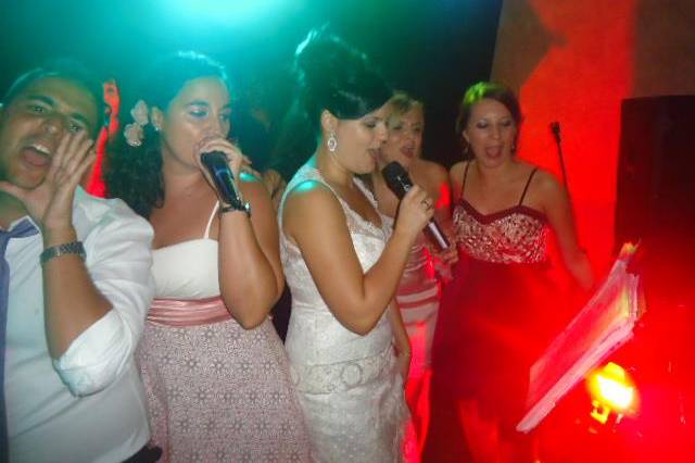 Amigas de la novia cantando