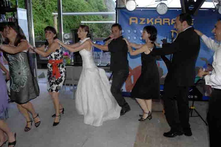 Cadenetas con los novios e invitados