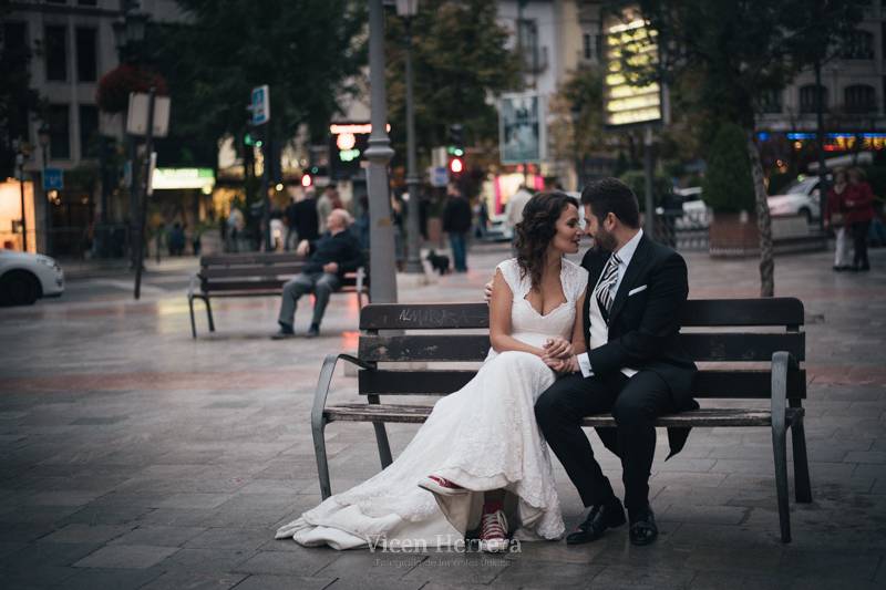 Postboda en un banco