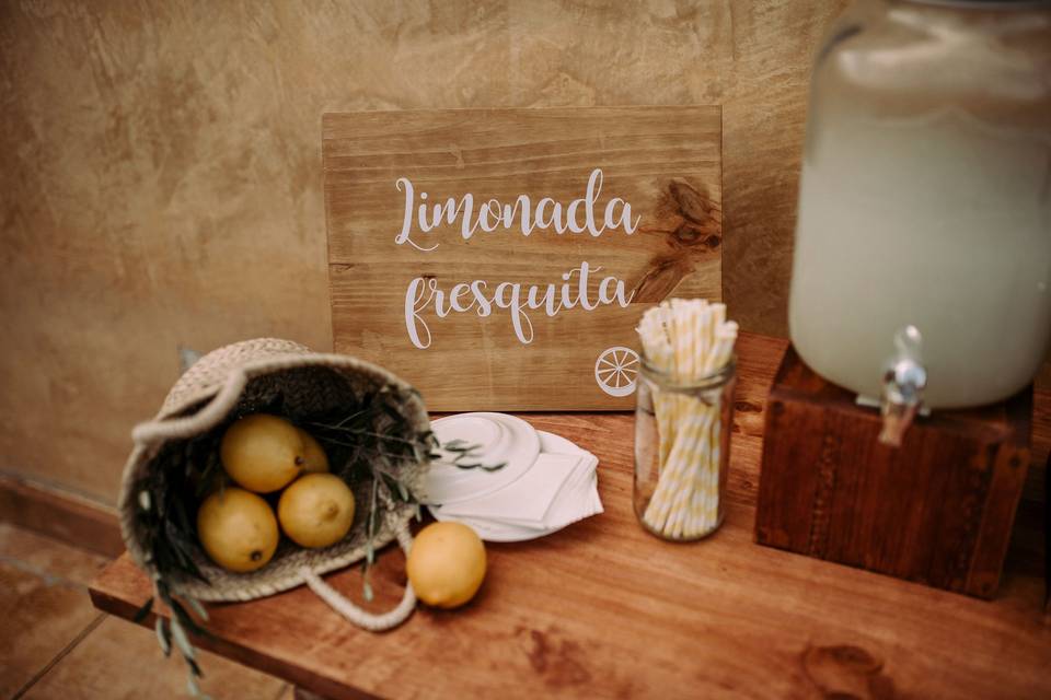 Mesa con limonadas para la recepción