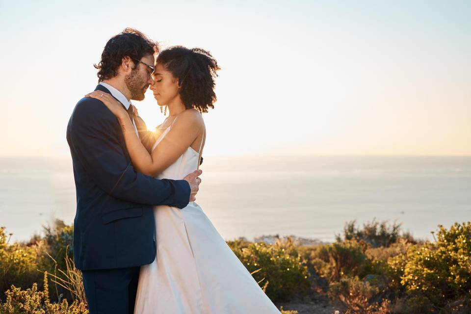Novios en montaña con playa