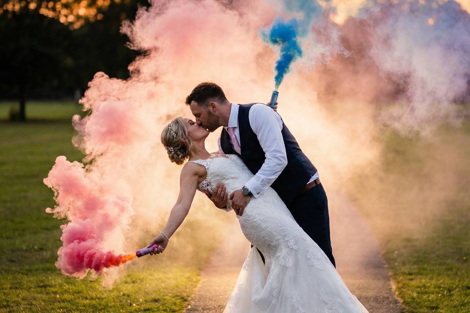 Beso con bomba humo