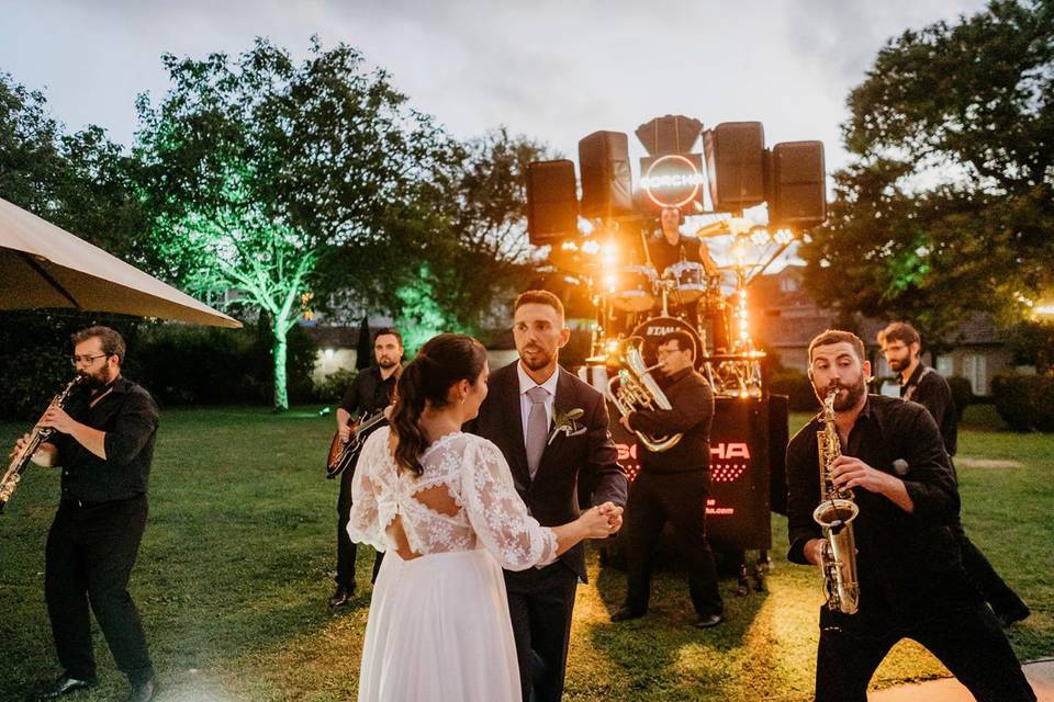 Novios bailando con nosotros