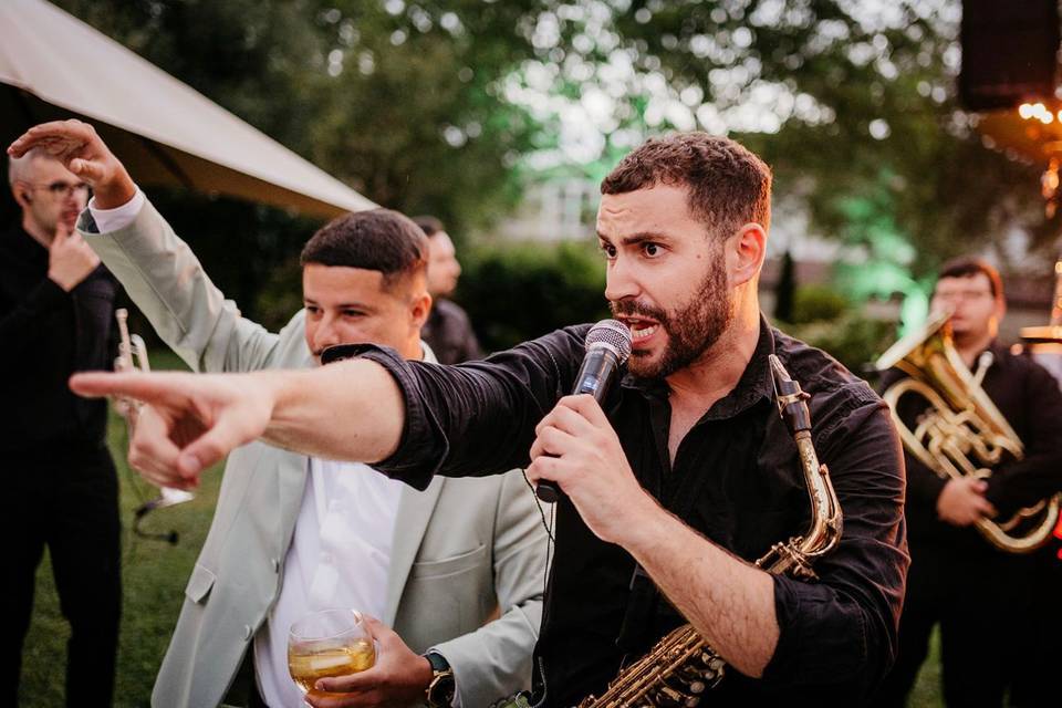 Cantante animando al público