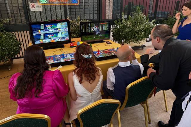 Novios jugando