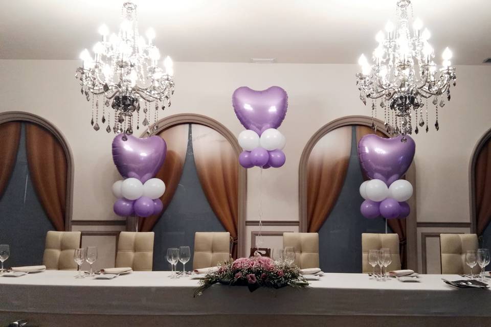 Mesa nupcial con globos