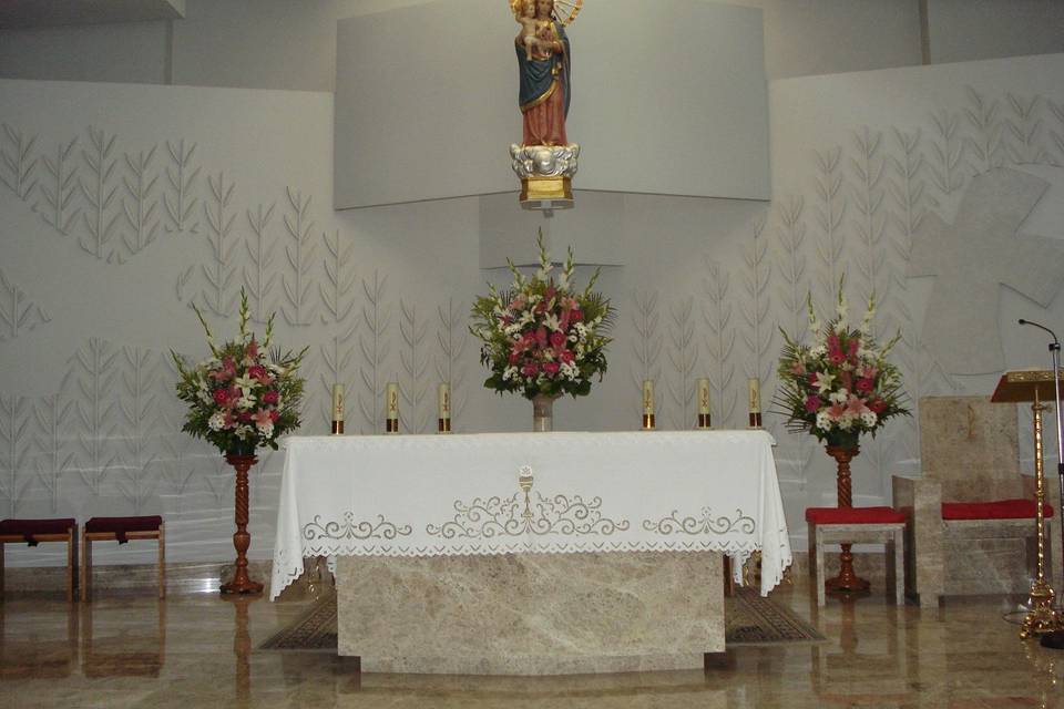 Arreglo floral del altar