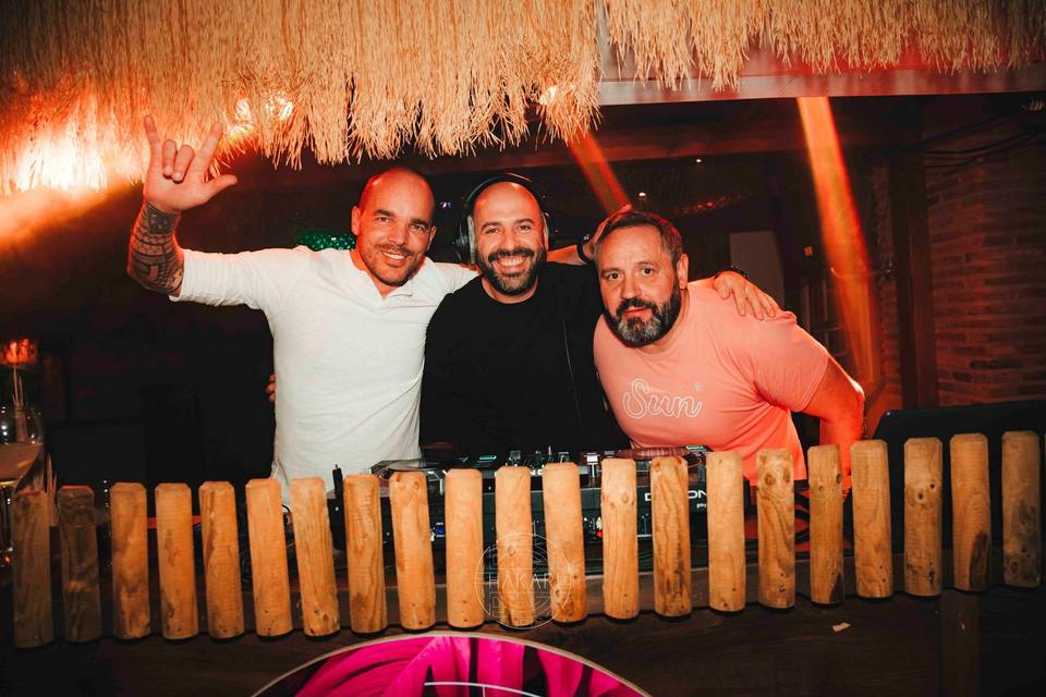 Con otros DJs