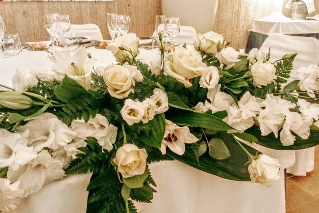 Flores en la mesa nupcial