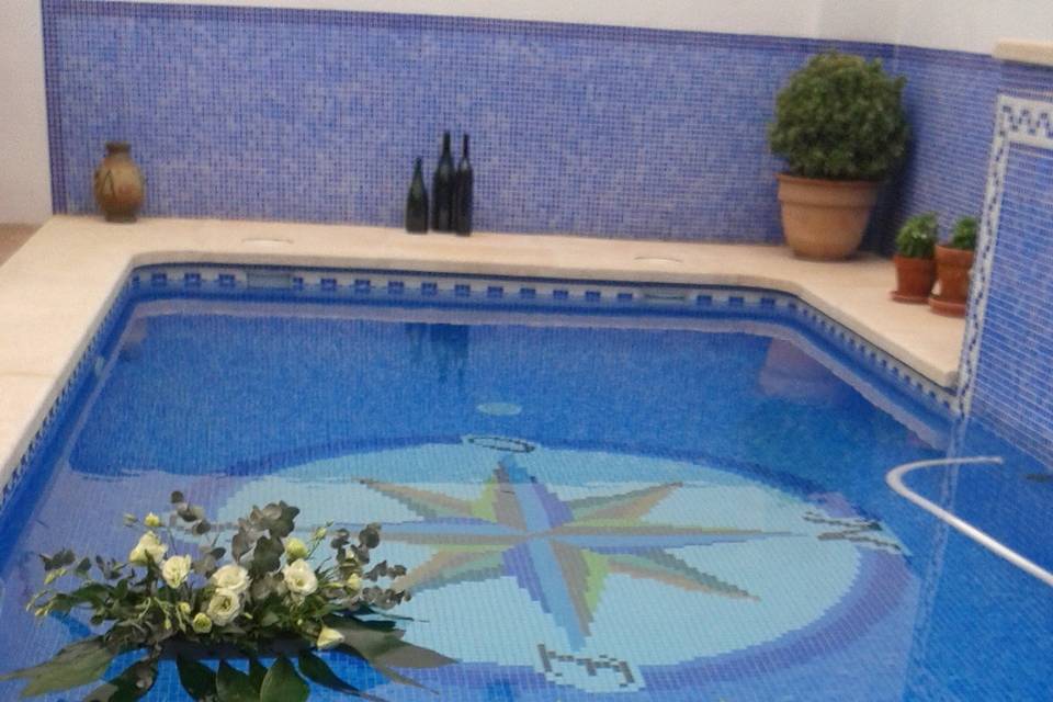 Piscina con adornos florales